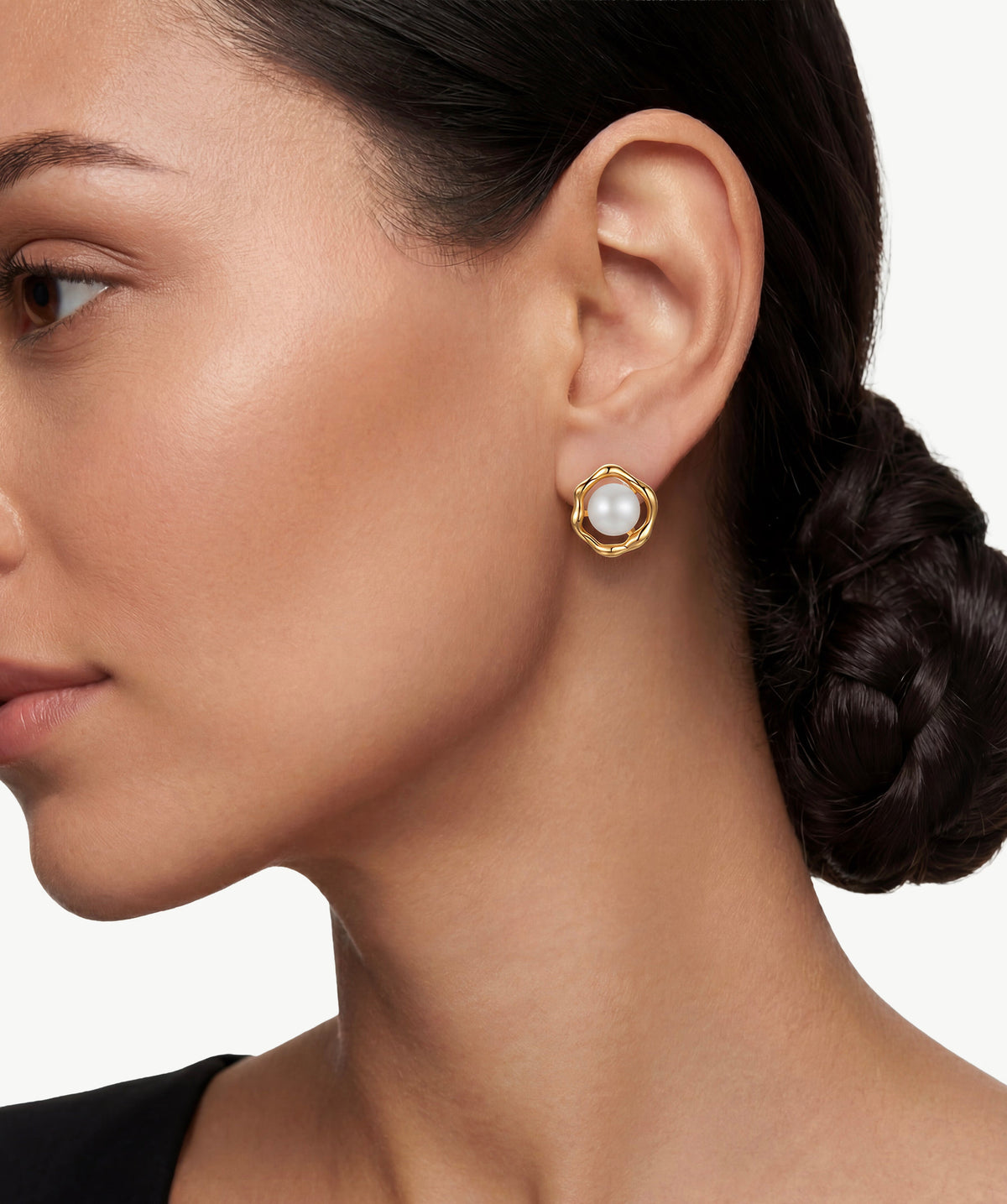 Molten Pearl Wavy Stud Earrings
